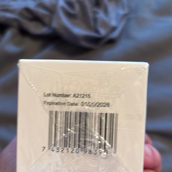 Dior Prestige Exfoliating Pearl Milk Cleanser - White and Gold - Picture 2 of 6